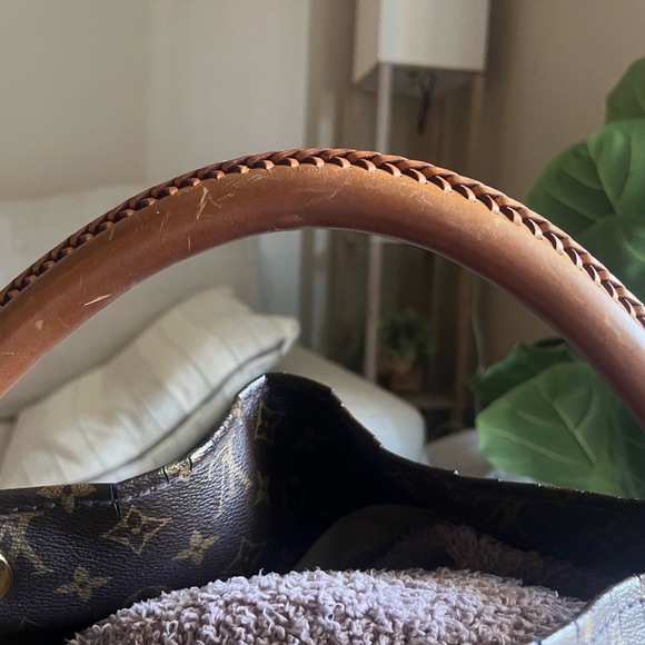 Authentic Louis Vuitton Artsy MM - Picture 8 of 10
